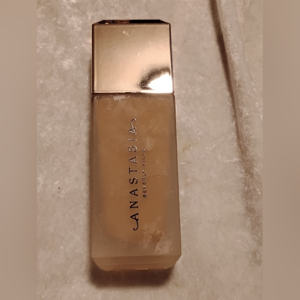 Anastasia Beverly Hills Foundation in Gold and Tan